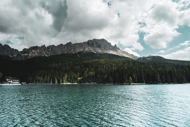 Bela foto de um lago com montanhas ao fundo
