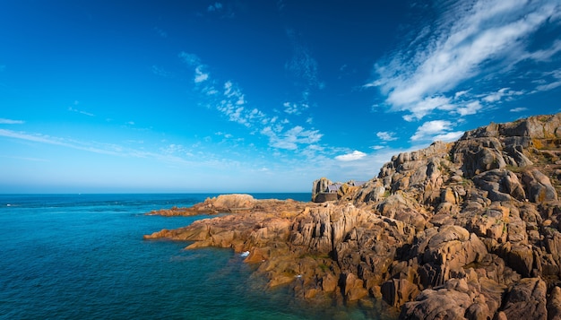 Foto grátis bela foto de um mar calmo com colinas e falésias do lado direito