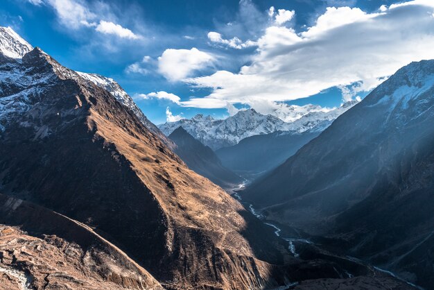 Bela foto de uma área montanhosa no inverno e o céu nublado acima