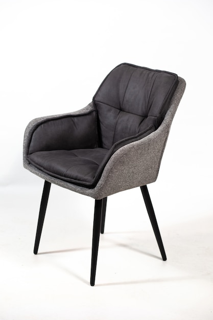 Bela foto de uma cadeira moderna preta e cinza isolada em um branco