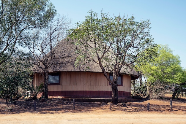 Foto grátis bela foto de uma enorme cabana africana com um céu azul claro