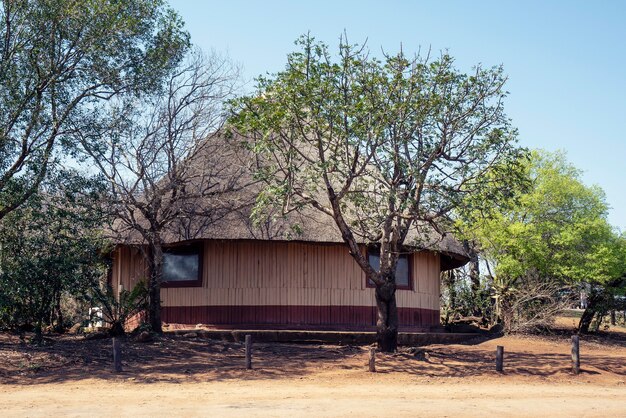 Bela foto de uma enorme cabana africana com um céu azul claro