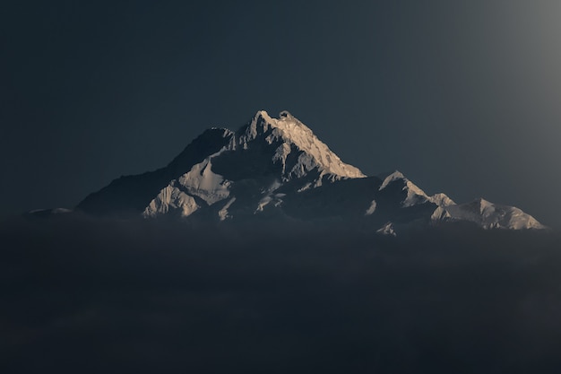 Bela foto de uma montanha de neve ao pôr do sol