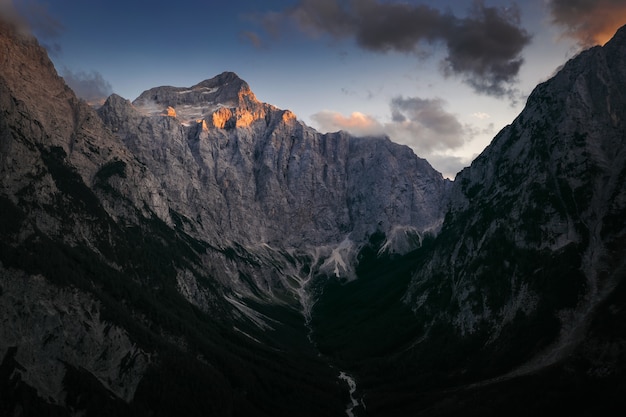 Bela foto de uma montanha rochosa sob o céu nublado