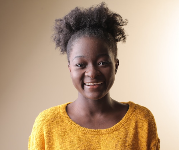 Bela foto de uma mulher afro-americana sorrindo