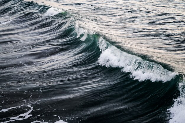 Bela foto de uma onda no oceano