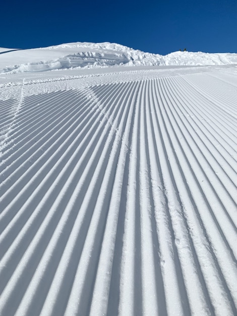 Bela foto de uma paisagem de montanha nevada com linhas perfeitas