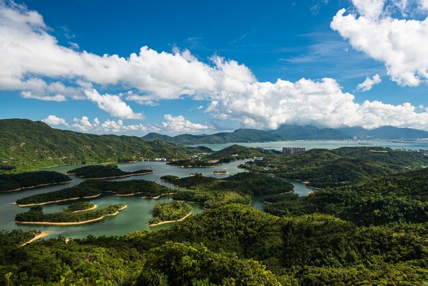 Bela foto de uma paisagem de nuvens sobre as pequenas ilhas e o mar