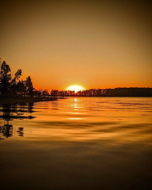 Bela foto de uma paisagem marinha à noite durante o pôr do sol