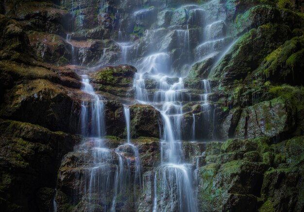 Bela foto de uma pequena cachoeira nas rochas do município de Skrad na Croácia