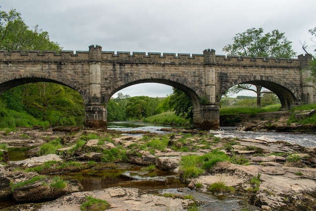 Bela foto de uma ponte antiga localizada no Parque Nacional de Yorkshire Dales, Inglaterra