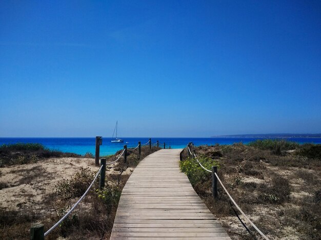 Bela foto do calçadão próximo a uma praia em Formentera, Espanha