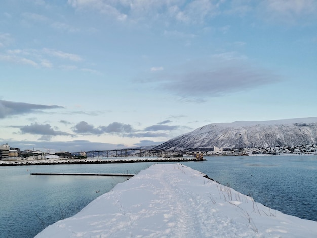 Bela foto do cenário de um lago nevado em Tromso, Noruega