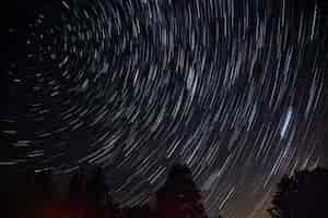 Foto grátis bela foto do céu noturno com estrelas giratórias de tirar o fôlego