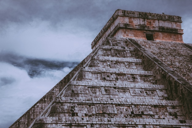 Foto grátis bela foto do chichen itza com céu nublado