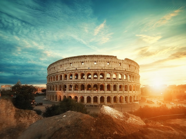 Bela foto do famoso anfiteatro romano Coliseu sob o céu de tirar o fôlego ao nascer do sol