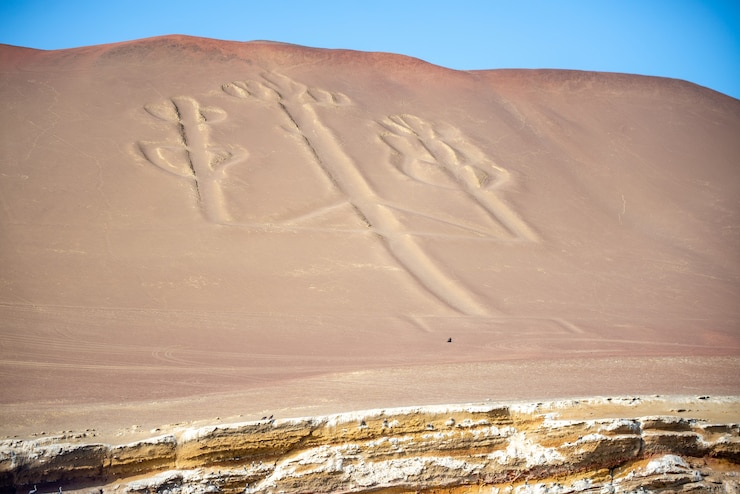 Foto grátis bela foto do famoso geoglifo do candelabro de paracas na baía de pisco, no peru