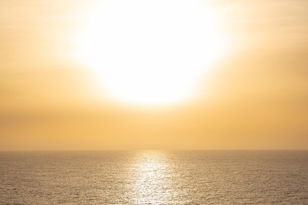 Bela foto do mar, belo sol dourado.