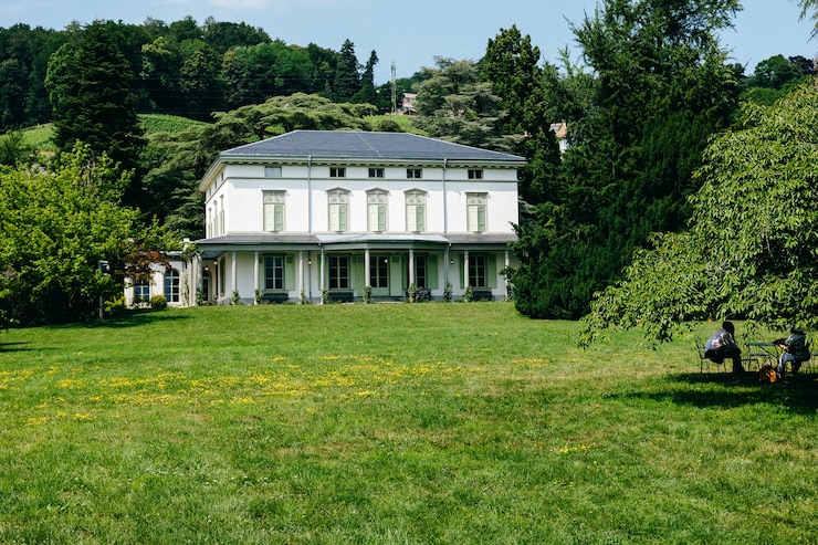 Foto grátis bela foto do museu chaplin's world na suíça, cercado por uma natureza exuberante