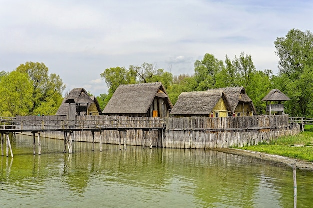 Bela foto do Museu Pfahlbau Unteruhldingen Uhldingen-Mühlhofen, Alemanha, do outro lado das águas