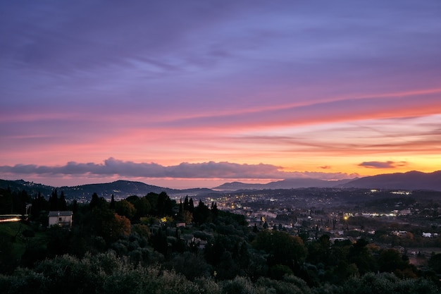 Bela foto do pôr do sol sobre a Cote d'Azur (francês Rivera), França