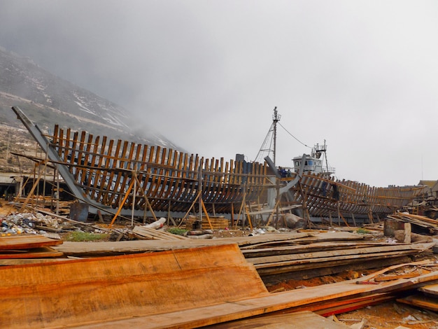 Bela foto do processo de construção de um navio em um dia nublado