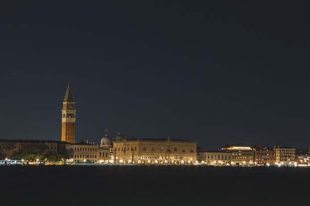 Bela foto dos canais da Itália Veneza à noite