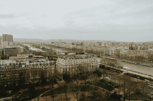 Bela foto dos edifícios de Paris durante um dia nublado