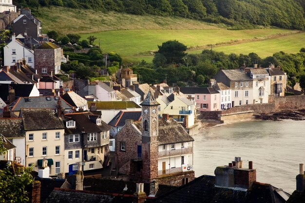 Bela foto dos edifícios Kingsand Cawsand perto do mar na Cornualha, Reino Unido