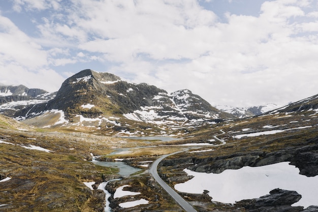 Bela foto grande de montanhas cheias de neve, rodeada por pequenos lagos