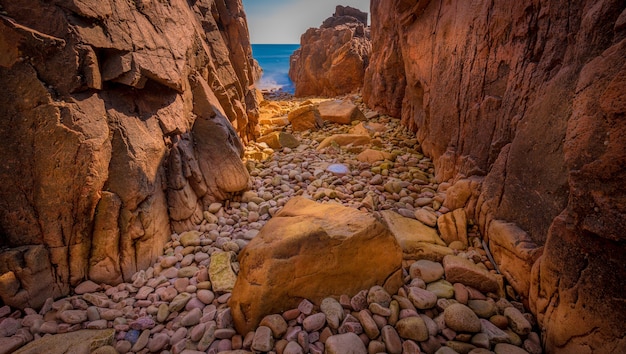 Bela foto panorâmica de falésias e rochas com o mar