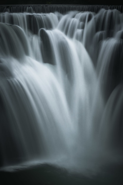 Bela foto vertical de uma cachoeira