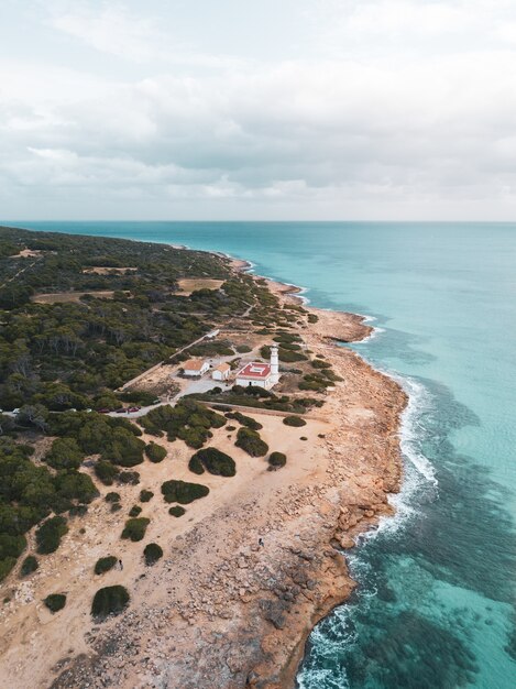 Bela foto vertical de uma villa localizada na costa do mar