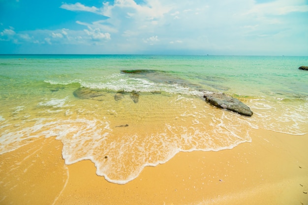 Bela ilha paradisíaca com praia vazia e mar