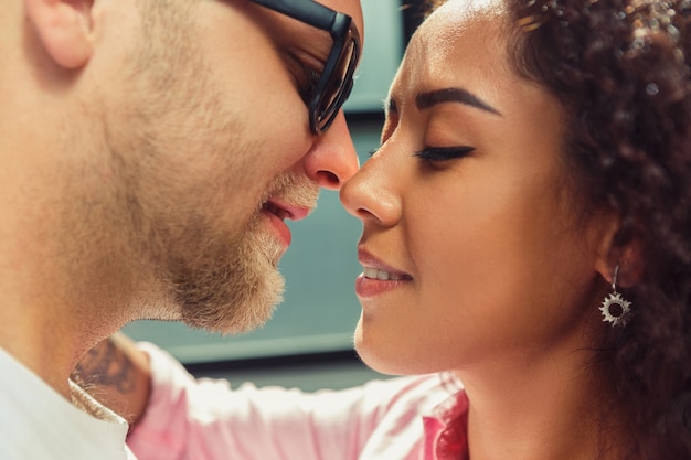 Bela jovem casal apaixonado. Homem e mulher apaixonados. Menina e namorado juntos.