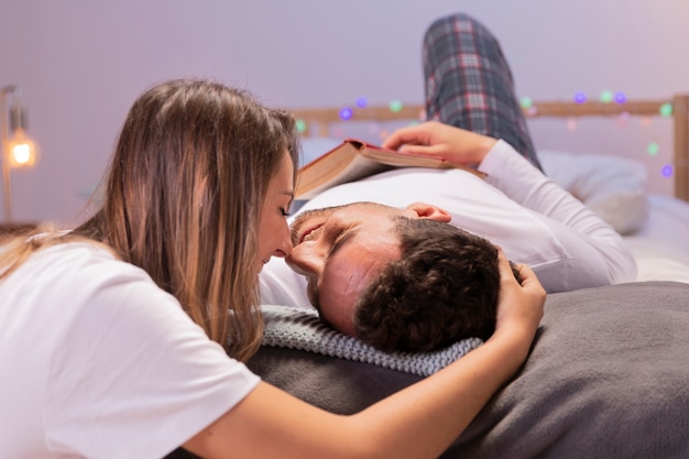 Foto grátis bela jovem casal romântico beijando