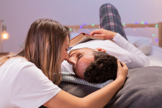 Bela jovem casal romântico beijando