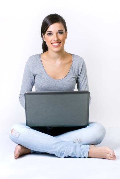 Bela jovem com laptop no estúdio