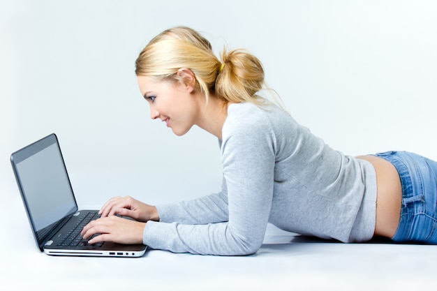 Bela jovem com laptop no estúdio