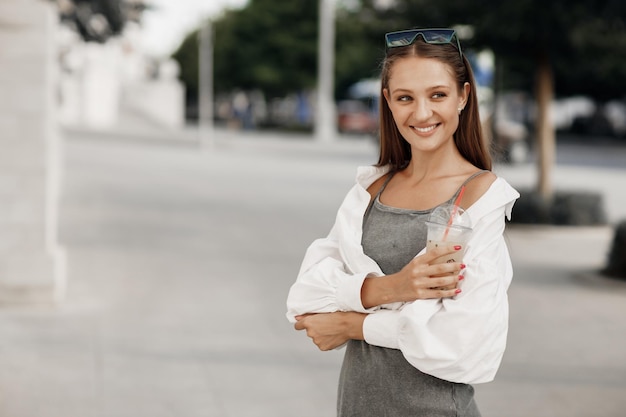 bela jovem com vestido de verão ao ar livre