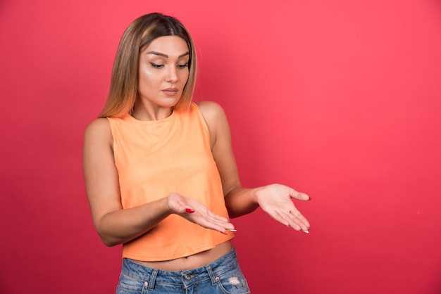 Foto grátis bela jovem confusa olhando para ela.