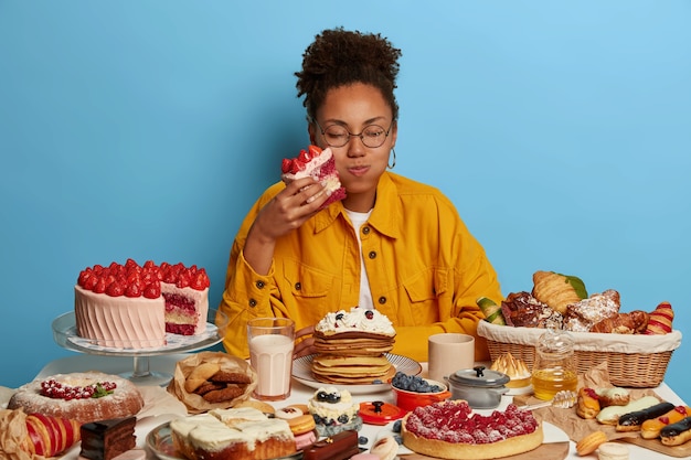 Foto grátis bela jovem desfrutando de um jantar saudável