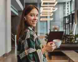 Foto grátis bela jovem fazendo uma pausa para o café