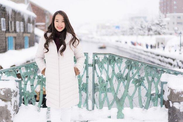 Bela jovem mulher asiática sorrir e feliz com viagem de viagem no canal Otaru Hokkaido Japão