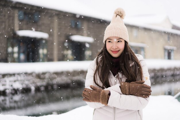 Bela jovem mulher asiática sorrir e feliz com viagem de viagem no canal Otaru Hokkaido Japão