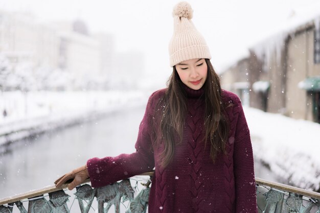 Bela jovem mulher asiática sorrir e feliz com viagem de viagem no canal Otaru Hokkaido Japão