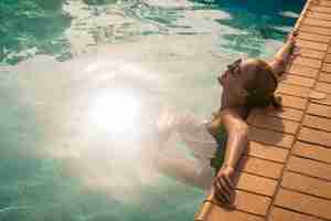 Foto grátis bela jovem na piscina