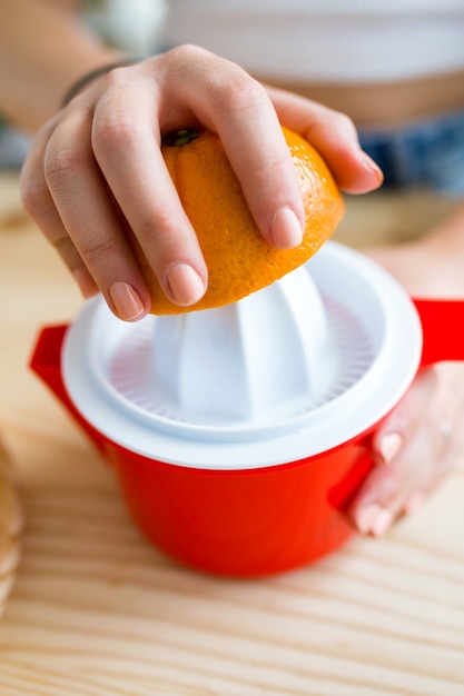 Bela jovem preparando café da manhã em casa.