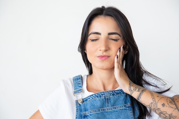 Foto grátis bela jovem que sofre de dor de dente