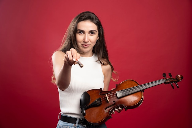 Bela jovem segurando um violino